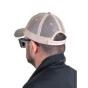 Șapcă cu boruri dure și plasă