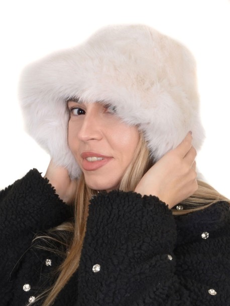 Pălărie elegantă de iarnă pentru femei - în alb