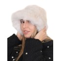 Pălărie elegantă de iarnă pentru femei - în alb